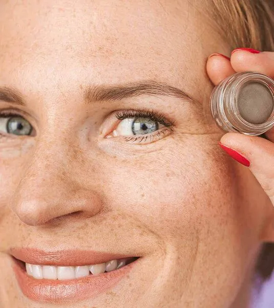Uoga Uoga Uoga Uoga Cremige Augenbrauenpomade vegan, 796 taupe - mitteldunkel, – Produktbild 3 von 4