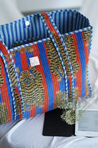 Haus of Namaste Haus of Namaste Wendbare Tasche aus Baumwollsamt | Gesteppter Designer-Look | Tibetisches Tigermotiv in Blau und Rot | Vegane Farben, fair und ethisch produziert – Produktbild 2 von 4