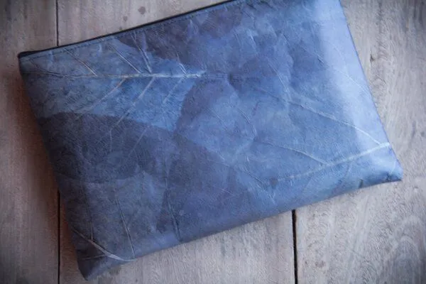 BY COPALA BY COPALA 15–16 Zoll Laptoptasche aus Teak-Blattleder in Marineblau – Produktbild 2 von 4