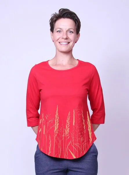 Peaces.bio - handbedruckte Biomode Peaces.bio - handbedruckte Biomode Bio-Damen-3/4 Arm Shirt- Gräservielfalt, Rot, – Produktbild 2 von 2