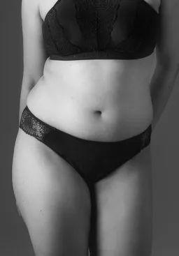 Lovjoi Lovjoi Slip ACHILLEA aus Biobaumwolle und regenerierter Spitze – Produktbild 1 von 1
