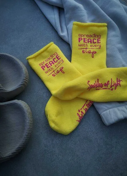SPARKLES OF LIGHT SPARKLES OF LIGHT SPREADING PEACE Unisex Plüschsocken aus Biobaumwolle, Gelb, – Produktbild 1 von 3