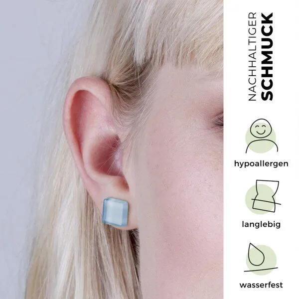 ALEXASCHA ALEXASCHA Minimalistische Ohrstecker, klein, aus Glas, Himmelblau, – Produktbild 3 von 4