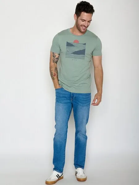GreenBomb GREENBOMB Surf Cliff Guide - Sportliches T-Shirt aus Bio-Baumwolle / hochwertiger Print / GOTS / Fair & Vegan, Grün (weicher salbei), – Produktbild 3 von 4