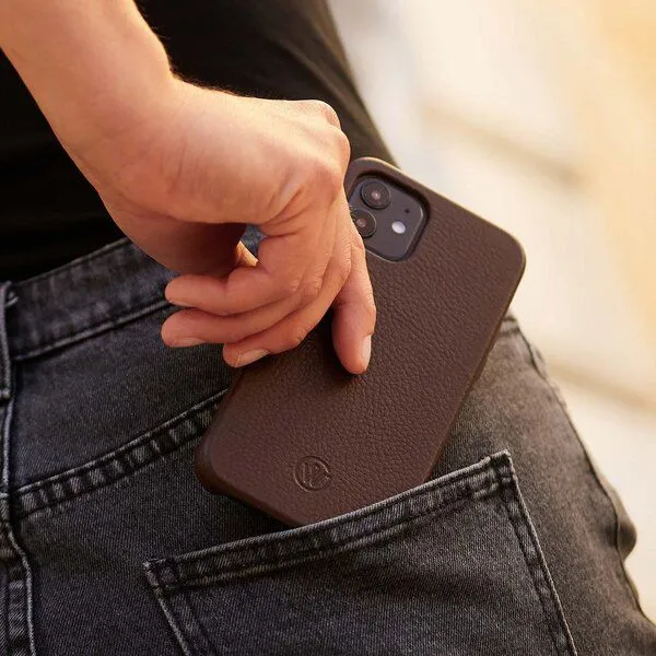 GOOD WILHELM GOOD WILHELM iPhone Hülle BRUNO aus Vachetta Leder, Chocolate, – Produktbild 2 von 2