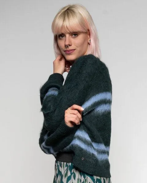 Alma & Lovis Alma & Lovis Flauschig gebrushter Pullover aus Alpakastrick | Brushed Stripe Pulli, Zeder (grün), – Produktbild 4 von 4