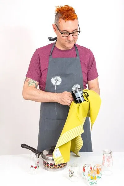Hirschkind Hirschkind Handgewebte graue Fair-Trade & Bio-Kochschürze "Pusteblume" – Produktbild 4 von 4