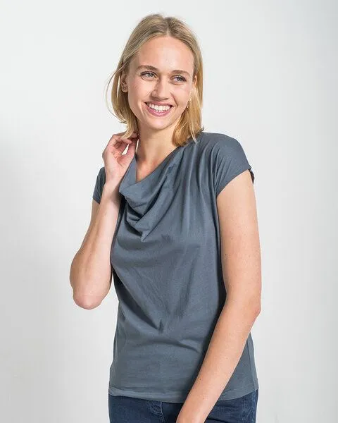 Alma & Lovis Alma & Lovis Shirt mit Wasserfall-Ausschnitt, aus Bio-Baumwolle | Short Cascade, Dunkelgrün, – Produktbild 1 von 4