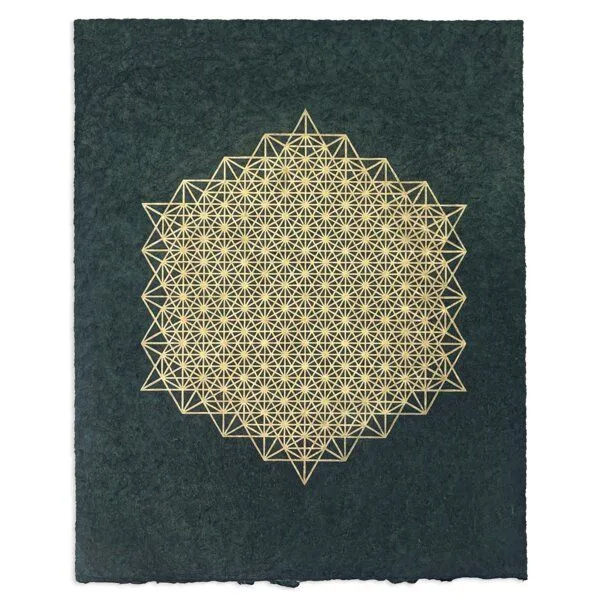 Veskor Cassiopeia Veskor Cassiopeia STERN TETRAEDER 512 Heilige Geometrie Linoldruck | 40 x 50 cm | Gold auf Smaragdgrün – Produktbild 1 von 4