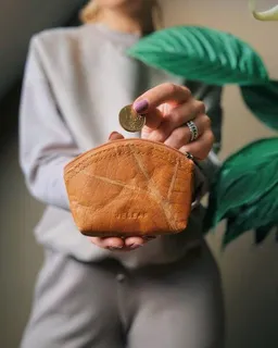 BELEAF BELEAF Kleiner veganer Beutel "MINI LEAF" aus Blattleder – Produktbild 1 von 1