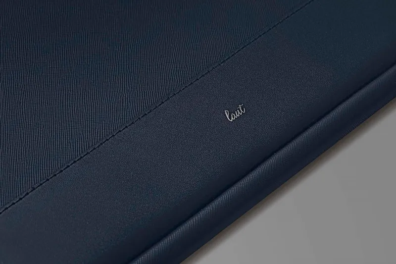 LAUT LAUT Prestige Sleeve für MacBook Pro 15" / MacBook Pro 16" Blau 15" Notebook 16" Notebook Lederimitat – Produktbild 3 von 4