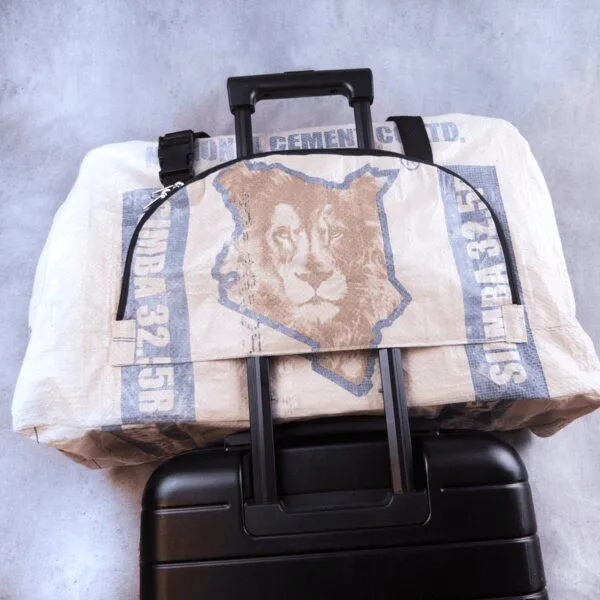Nyuzi Blackwhite Nyuzi Blackwhite Upcycling Weekender | Sporttasche mit Rucksackfunktion recycelt aus Zementsäcken, Blau simba cement, – Produktbild 3 von 4