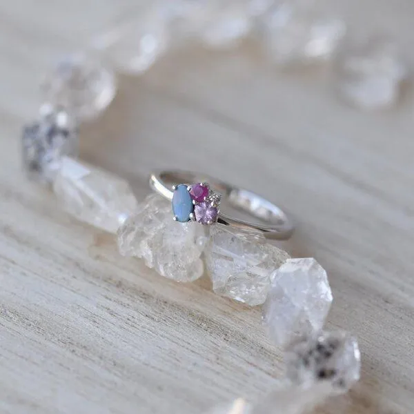 Eppi Eppi Goldener Cluster-Ring mit Opal, Rubin, Saphir und Diamant Caily, Weiss, – Produktbild 3 von 4