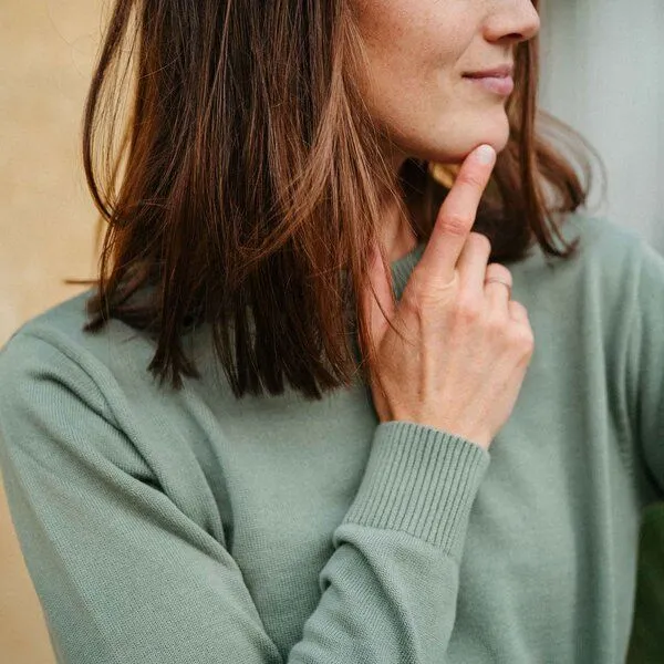 Vresh Clothing Vresh Clothing Vrenja, Klassischer Strickpullover aus Biobaumwolle, Salbei, – Produktbild 3 von 4