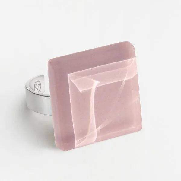 ALEXASCHA ALEXASCHA Geometrischer Statement Ring aus Glas PUREFORM, Sandrosa, – Produktbild 1 von 4