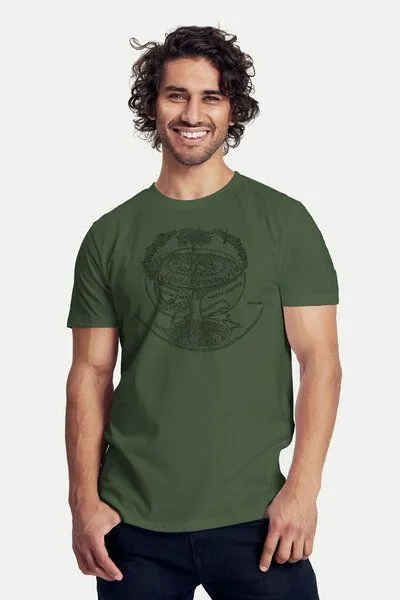 Peaces.bio - handbedruckte Biomode Peaces.bio - handbedruckte Biomode Bio-Herren-T-Shirt "Weltenesche", Waldgrün, – Produktbild 1 von 1