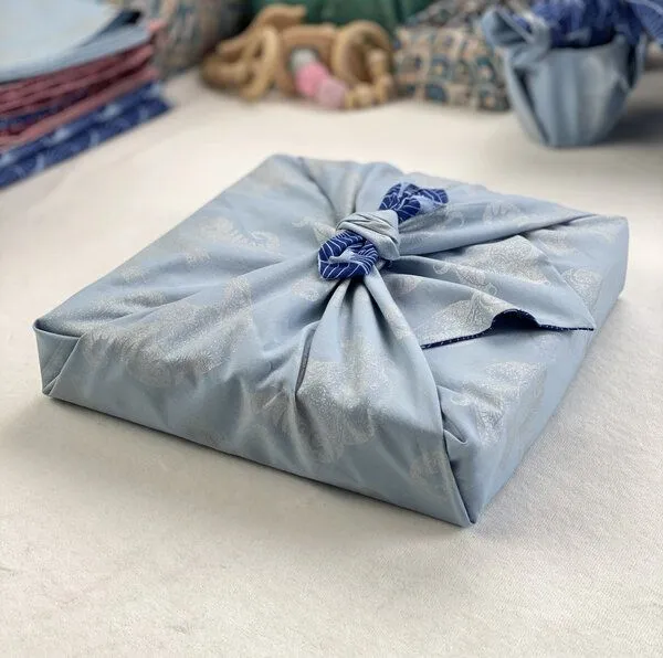 FabRap Gift Wrap FabRap Gift Wrap Wiederverwendbare Geschenkverpackung Furoshiki (doppelseitig), Sky elephants & indigo fans, – Produktbild 4 von 4