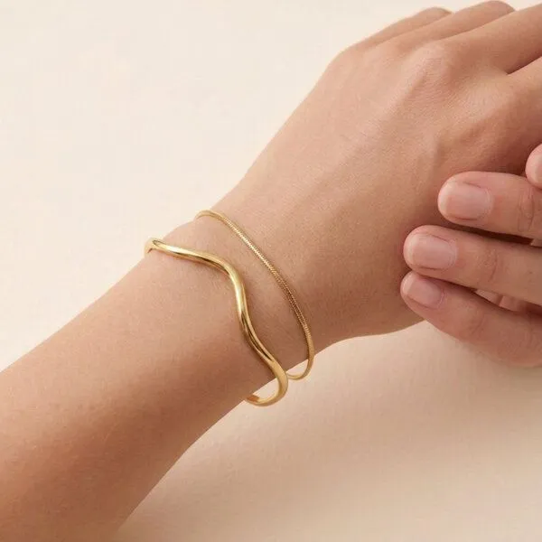 ELEKTROPULLI ELEKTROPULLI IRREGULAR WAVE Armreif ca. 60 x 4,5 mm, verstellbar, Gold, – Produktbild 2 von 3