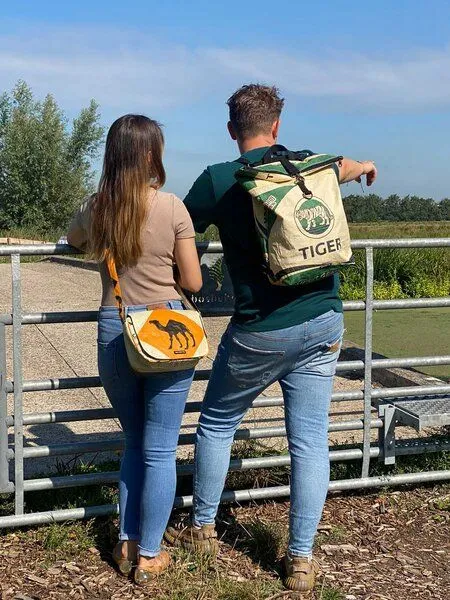 MoreThanHip MoreThanHip Rolltop Rucksack aus recycelten Zement- oder Fischfuttersäcken - Tantor, Orange - kamel, – Produktbild 4 von 4