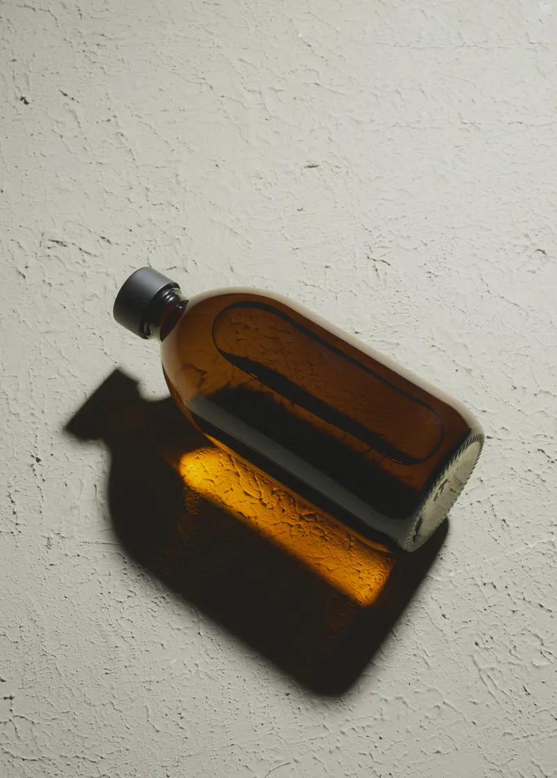 Braune Glasflasche mit Deckel – Produktbild 2 von 2