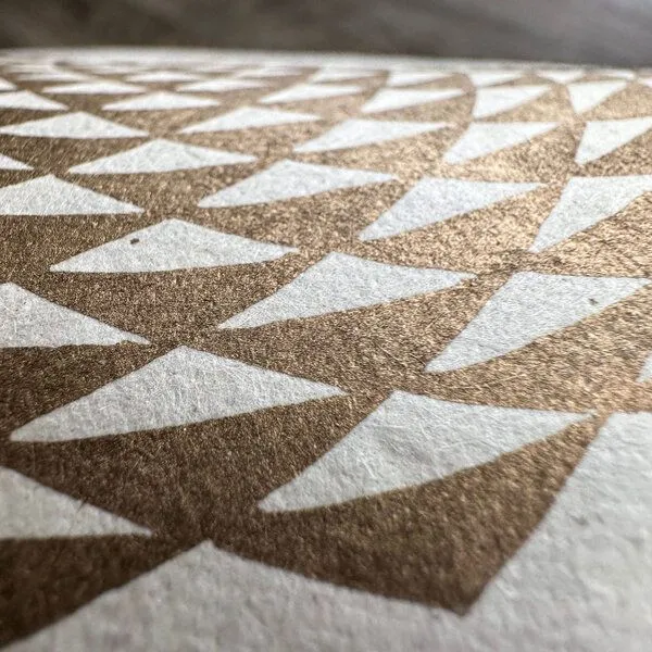 Veskor Cassiopeia Veskor Cassiopeia ETERNA FLORO Heilige Geometrie Linoldruck | 21 × 21 cm | Gold auf Naturweiß – Produktbild 4 von 4