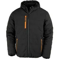 Result Genuine Recycled Result Genuine Recycled Recycelte gefütterte Winter- Regen- und Windjacke mit Kapuze Brusttasche, Schwarz/orange, – Produktbild 1 von 1