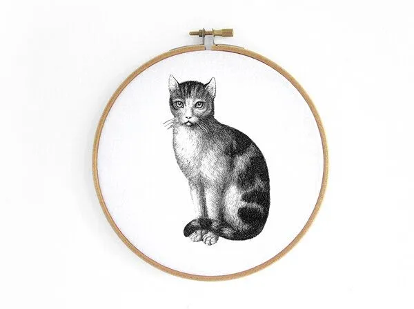 renna deluxe renna deluxe Katze im Stickrahmen – Produktbild 1 von 3