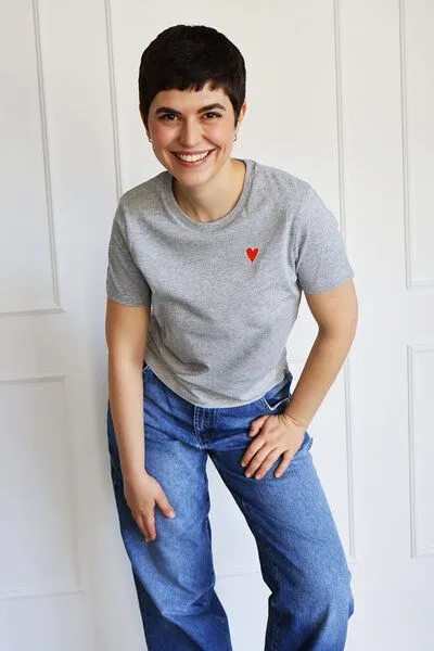 Kultgut Kultgut Artdesign - Biofair- Flauschiges Femin Shirt / little red heart, Grau, – Produktbild 1 von 4