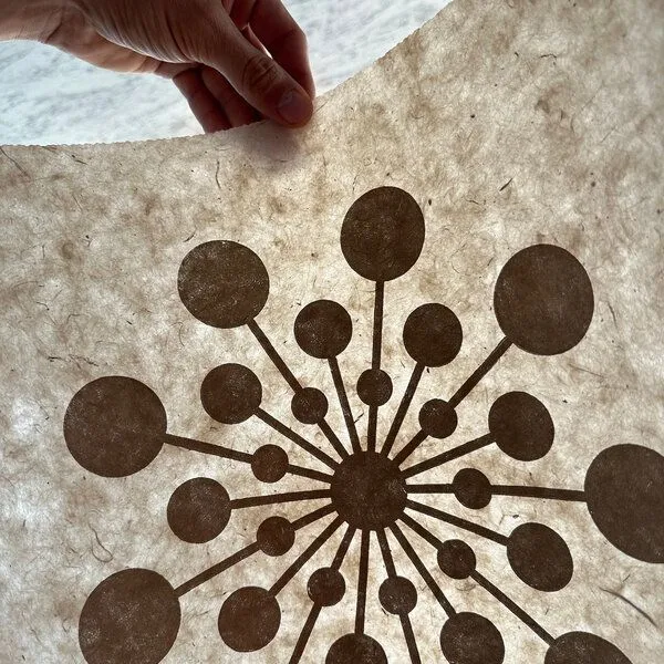 Veskor Cassiopeia Veskor Cassiopeia STARBURST Kornkreis Linoldruck | 40 × 40 cm | Gold auf Naturweiß – Produktbild 2 von 4