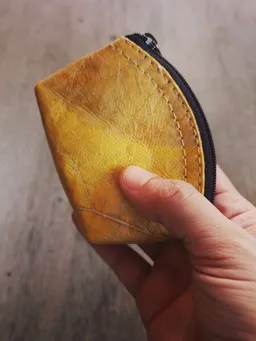 BY COPALA BY COPALA Mini Portemonnaie aus Blättern, Geldbörse in gelb – Produktbild 1 von 1