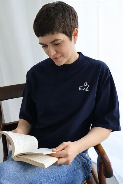 Kultgut Kultgut Artdesign- Biofair- Flausch Shirt im Boxistyle / Kleine Nachtlektüre, Dunkelblau, – Produktbild 1 von 4