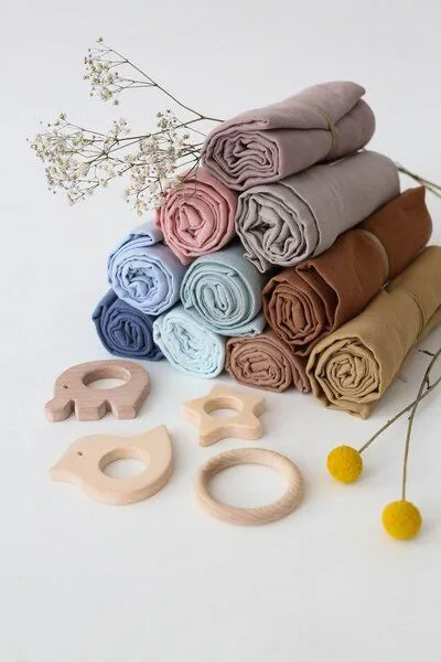 NoniKids Berlin NoniKids Berlin Schnuffeltuch Musselin Holz Greifling 10 Farben Bio Baumwolle, Honig, – Produktbild 3 von 4