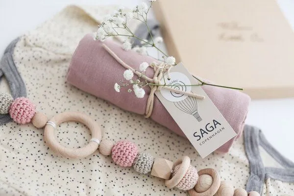 NoniKids Berlin NoniKids Berlin NoniKids Geschenkebox * One Little Year * rose | GOTS & Bio – Produktbild 8 von 8