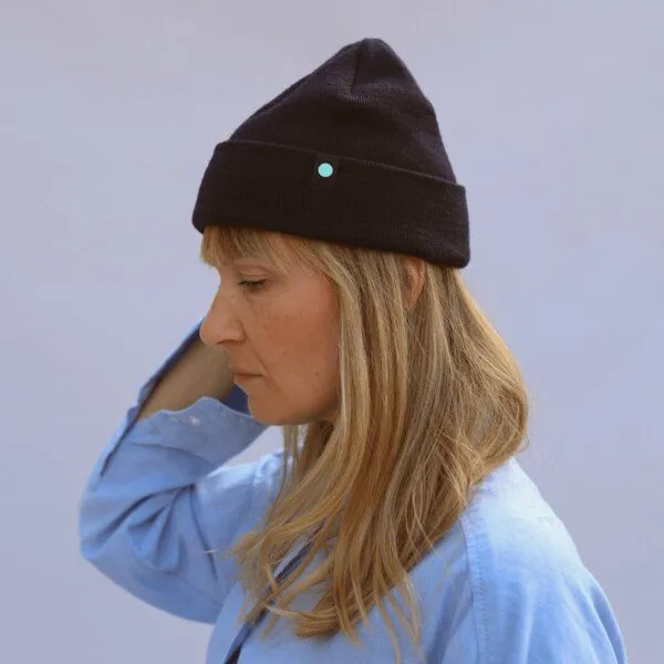 wysf. | what you stand for. wysf. | what you stand for. kurze Mütze, Bio-Merinowolle, Made in Deutschland, Unisex, Feinstrick, Blau (marineblau), – Produktbild 1 von 4