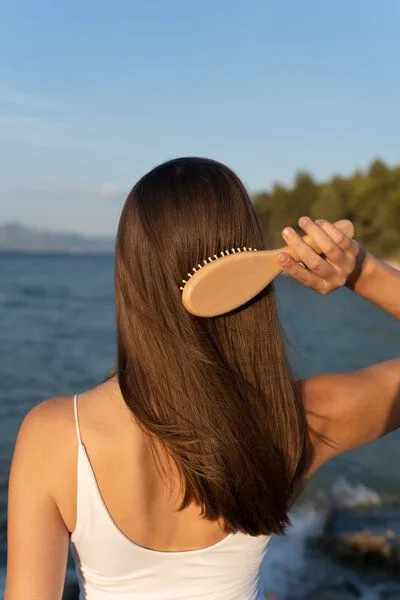 Croll & Denecke Croll & Denecke Vegane Haarbürste mit Holznoppen – Produktbild 4 von 4