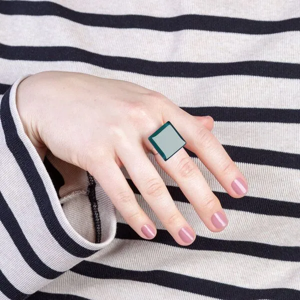 ALEXASCHA ALEXASCHA Geometrischer Statement Ring aus Glas PUREFORM, Malachitgrün, – Produktbild 3 von 4