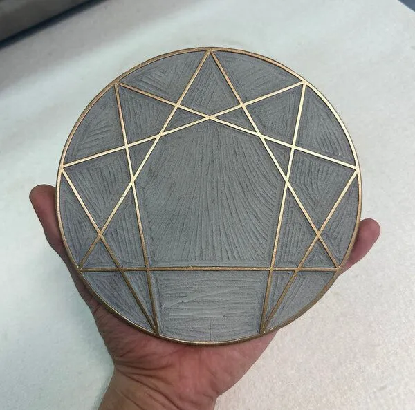 Veskor Cassiopeia Veskor Cassiopeia ENNEAGRAMM Heilige Geometrie Linoldruck | 22 × 22 cm | Gold auf Schwarz – Produktbild 3 von 4