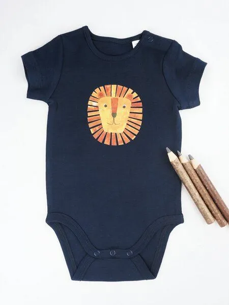 MelaDi MELAdi Kinder Baby - Body aus Biobaumwolle - Löwe auf Navy Blue, Blau, – Produktbild 2 von 2