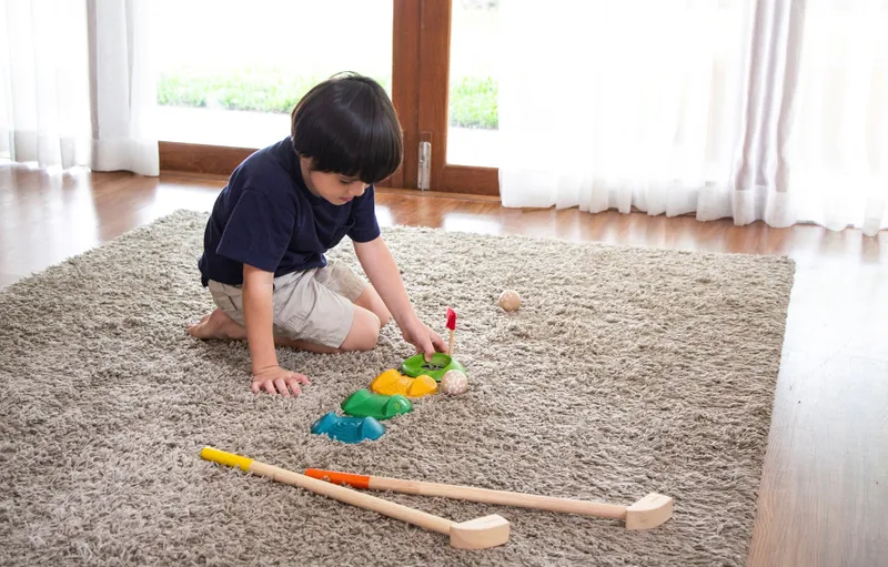 PlanToys PlanToys Kinder Mini-Golf Komplettset aus recyceltem Kautschukholz, 9-teilig Maße 3 x 8 x 53,4 cm, Natur, mehrfarbig, – Produktbild 5 von 5