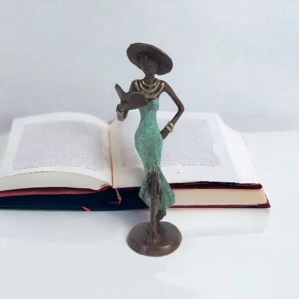 Moogoo Creative Africa Moogoo Creative Africa Bronze-Skulptur "Femme avec livre et chapeau" by Soré | verschiedene Größen und Farben, Türkis, – Produktbild 2 von 4