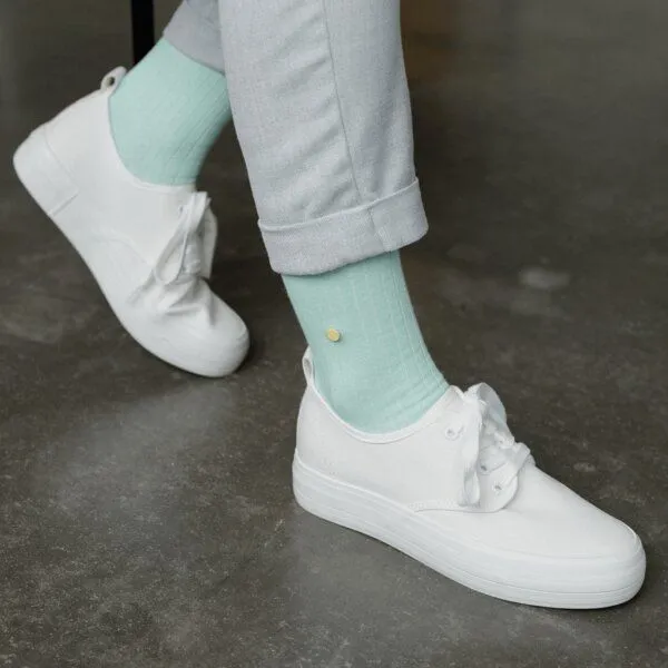 wysf. | what you stand for. wysf. | what you stand for. Socken, Rippenstrick mit Knopf, Bio-Baumwoll-Mix, Grün (mintgrün), – Produktbild 3 von 4