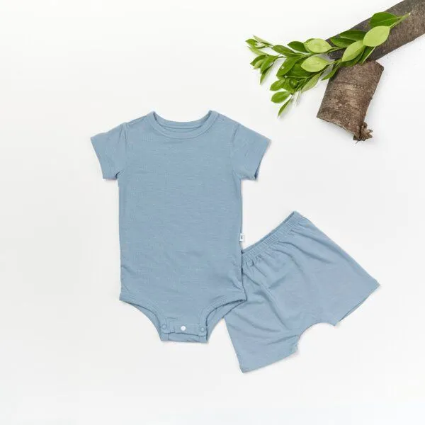 tetoi-vienna tetoi-vienna TENCEL kurzarm Body und kurze Hose Baby Set "Waldbad", Blau, – Produktbild 1 von 3