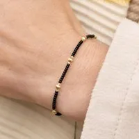 juni juni Schwarzes Perlenarmband "Chloé" mit geriffelten Goldperlen aus recyceltem Gold – Produktbild 1 von 1