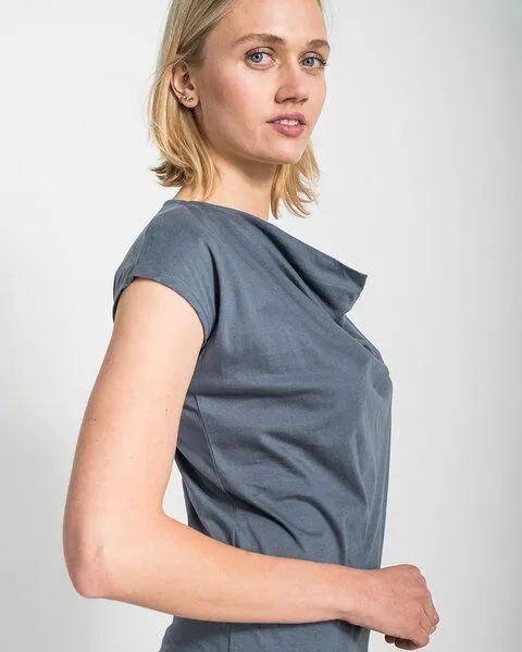Alma & Lovis Alma & Lovis Shirt mit Wasserfall-Ausschnitt, aus Bio-Baumwolle | Short Cascade, Dunkelgrün, – Produktbild 2 von 4