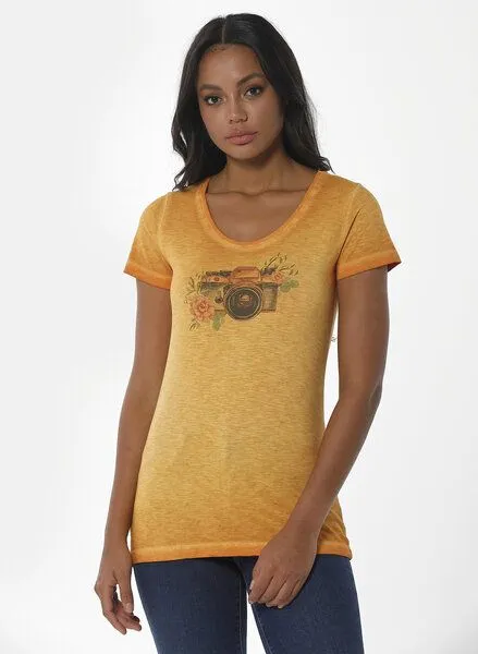 ORGANICATION ORGANICATION Cold Pigment Dyed T-Shirt aus Bio-Baumwolle mit Kamera-Print, Gelb(mango), – Produktbild 1 von 4