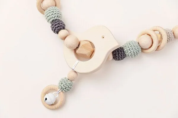 NoniKids Berlin NoniKids Berlin Kinderwagenkette Holz *Vogel Glocke* 2 Farben | Bio Baumwolle, Mint/grau, – Produktbild 3 von 4