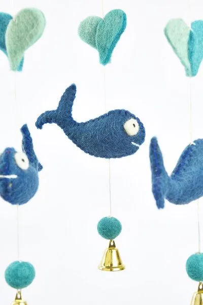 short'n'pietz short'n'pietz Mobile mit blauen Walen – Produktbild 2 von 2