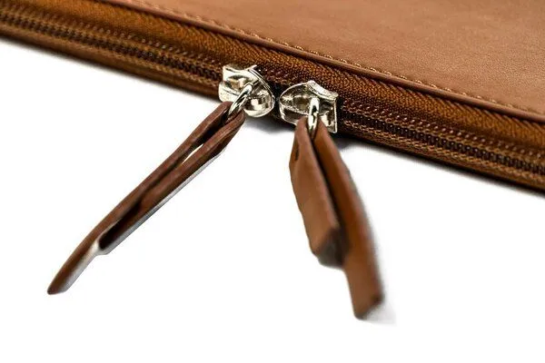 GREVIRO GREVIRO Tablet Tasche aus Kaktusleder (vegan) - für iPad, Surface & Galaxy Modelle, Camel braun, – Produktbild 3 von 4