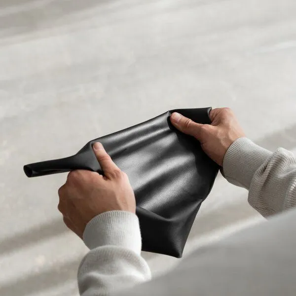 Woodcessories Woodcessories iPhone Leder Hülle aus Aloe Vera Pflanzen, Schwarz, – Produktbild 4 von 4