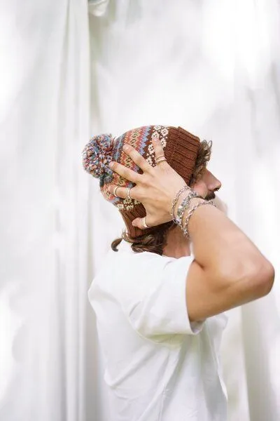 Haus of Namaste Haus of Namaste Handgemachte Lammwollmütze mit Bommel | Nordische Fair-Isle-Strickmütze | Braun- und Erdtöne | Ethisch, nachhaltig und fair – Produktbild 4 von 4